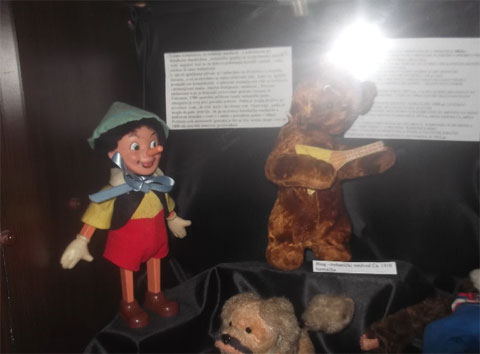 Куклы в музее игрушек Нови Сада