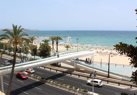 Вид со смотровой площадки на пляж и море
