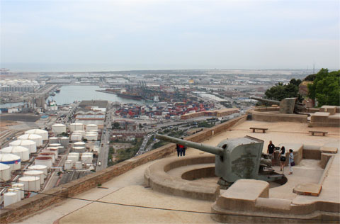 Вид на порт и индустриальную часть Барселоны со смотровой площадки замка Монтжуик