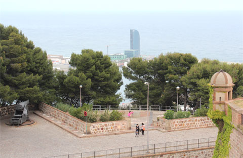Вид на приморскую часть Барселоны из крепости Монтжуик