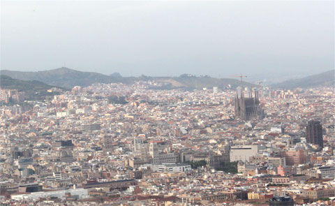 Вид на Sagrada Familia с горы Монтжуик