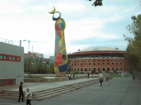 Сюрреалистическая скульптура на площади Испании в  Барселоне