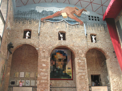 Картина-перевертыш на сцене театра-музея Дали