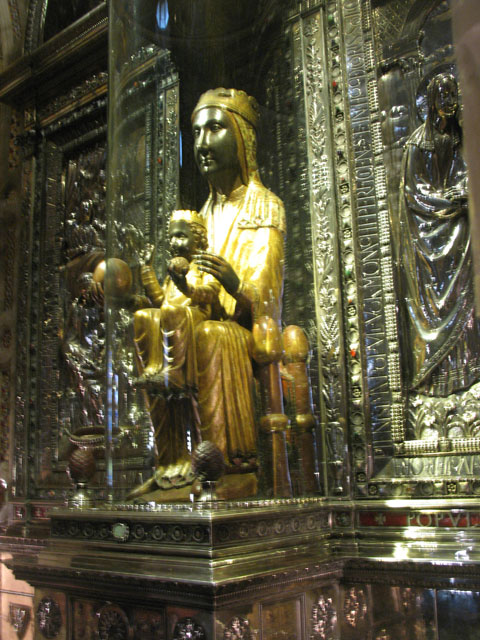 статуя Святой Непорочной Девы Марии Монтсерратской