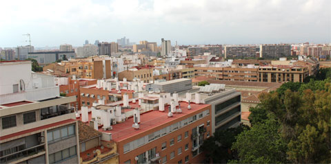Вид на районы современной застройки с вершины башни Torres de Quart