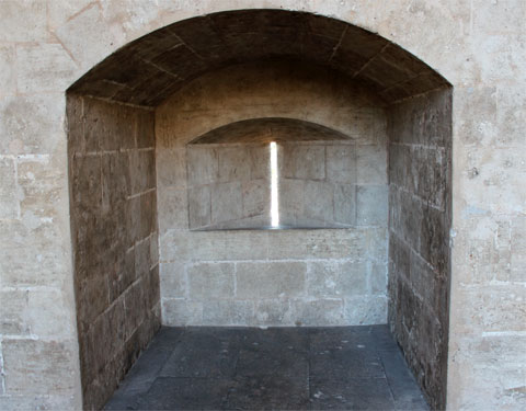 Бойница в крепостной башне Torres de Serranos в Валенсии