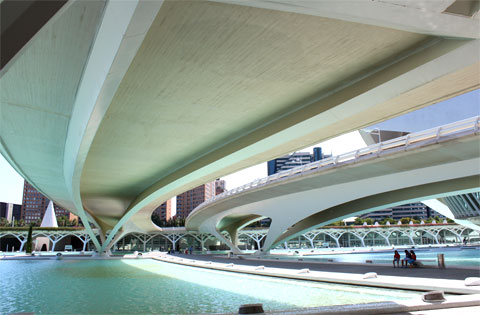 Футуристический мост через русло реки Турия в городе наук и искусств