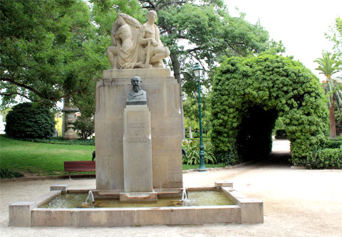 Скульптуры и зеленые арки в парке Jardines de Viveros