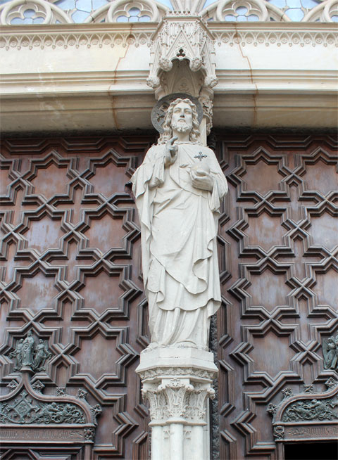 Скульптура Христа над входом в Кафедральный собор Барселоны
