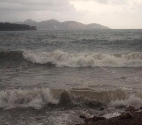 Октябрьское море в Черногории