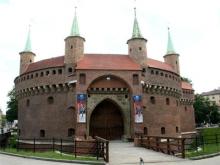Барбакан – круглое кирпичное средневековое  здание, окружённое глубоким рвом