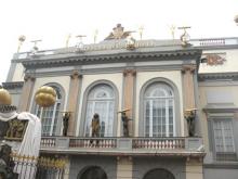 Главный вход в театр-музей Сальвадора Дали в Фигейросе