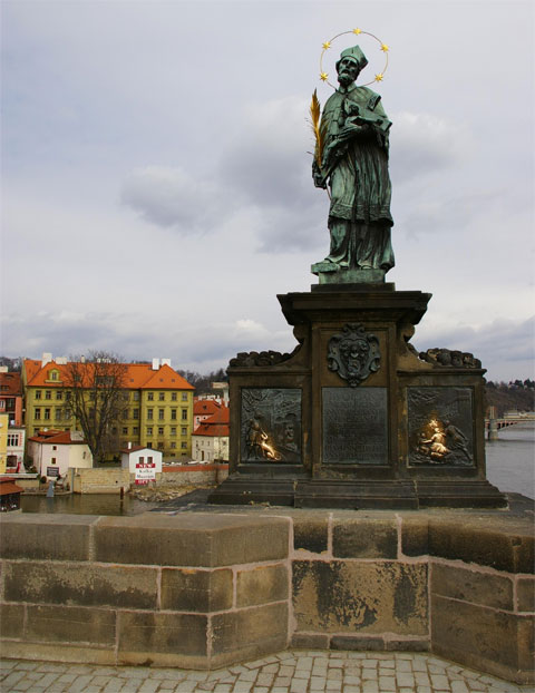 Памятник астроному Ганушу в Праге