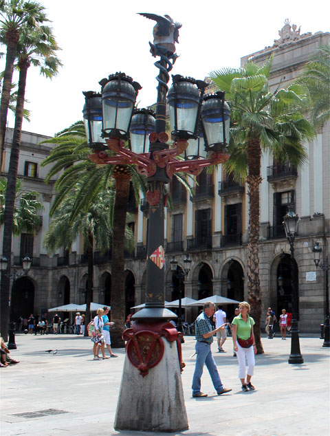 Фонари работы Гауди на Королевской площади в Барселоне