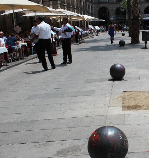 Чугунные шары - ядра на Королевской площади