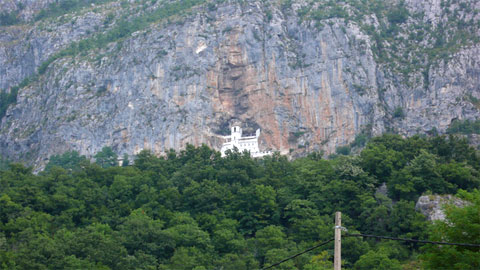 Монастырь Острог в горах Монтенегро