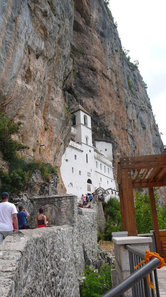 Монастырь Острог словно сросся с горными скалами