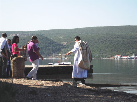 Обряд крещения на острове Цветов