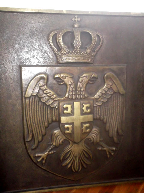 Кованый герб Сербии