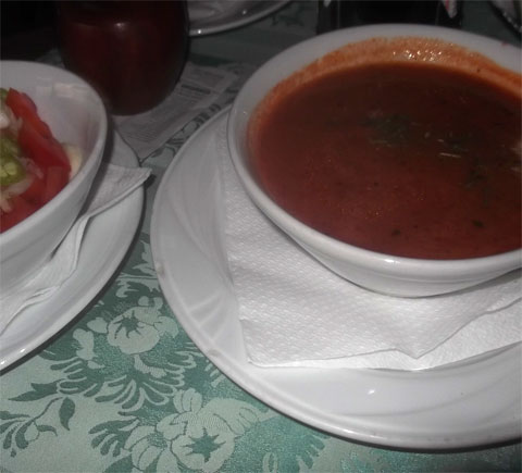 Огромная миска супа в ресторане