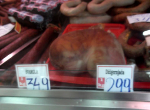 Мясо и колбасы на рынке в Нови Сад