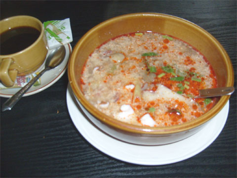 Знаменитый таиландский суп Том Ям из морепродуктов
