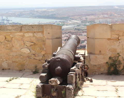 Героические пушки на стенах крепости Санта Барбара
