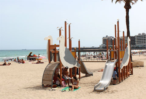 Детская игровая площадка на пляже в Аликанте