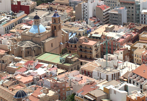Вид на исторические кварталы Аликанте из крепости Санта Барбара