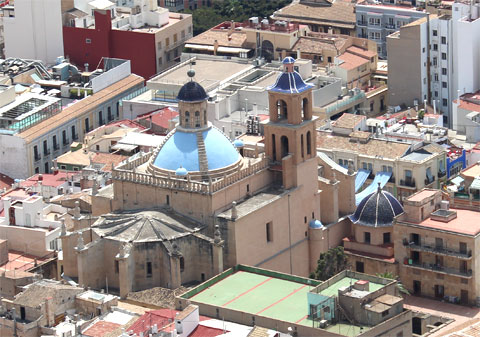 Вид на Кафедральный собор Аликанте из крепости Санта-Барбара