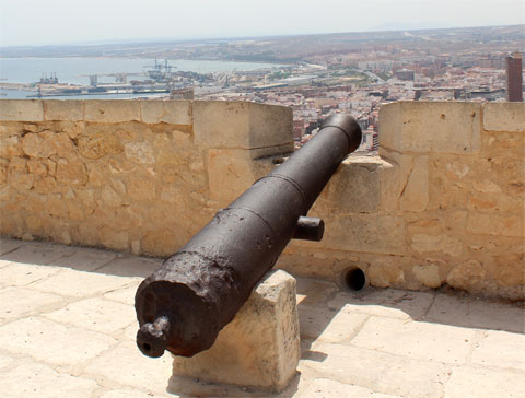 Старинные пушки на стенах крепости