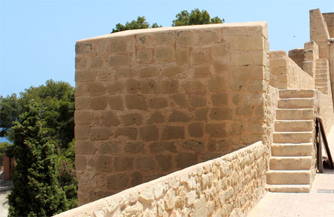 Стены крепости Санта-Барбара