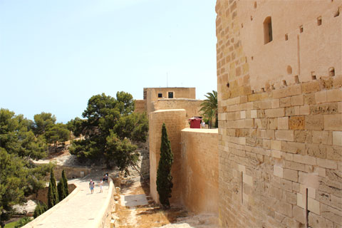 Стены и дорожки в крепости Санта-Барбара