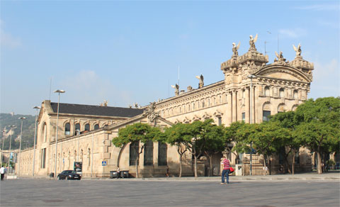 Здание портовой таможни Барселоны на площади Колумба
