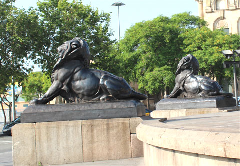 Львы, охраняющие памятник Колумбу