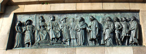 Барельефы у основания памятника Колумбу