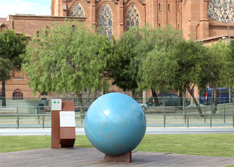 Глобус перед музеем CosmoCaixa