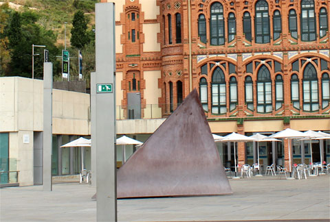 Пирамида у входа в музей
