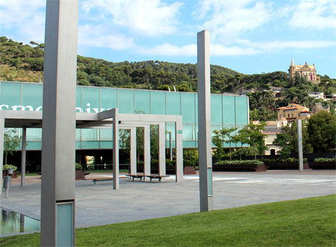 Здание научно-познавательного музея CosmoCaixa в Барселоне