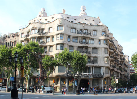Дом Мила работы Гауди в Барселоне