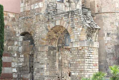 Развалины древнеримского акведука в Готическом квартале Барселоны