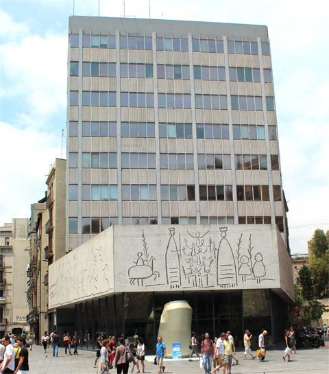 Здание коллегии архитекторов Каталонии в готическом квартале Барселоны
