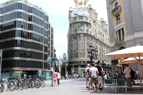 Via Laietana, разделяющая Готический квартал и район El Born в Барселоне