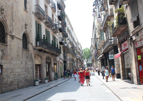 Улица Carrer de Ferran в Готическом квартале Барселоны