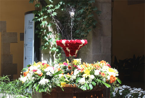 Клумба-фонтанчик в Готическом квартале Барселоны