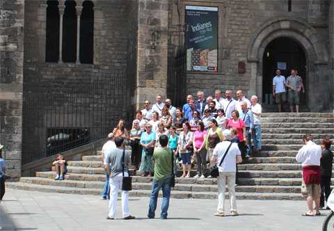 Выступление хора на ступенях музея истории Барселоны