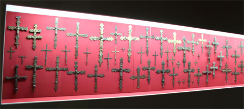Коллекция крестов в музее Фредерика Мареса