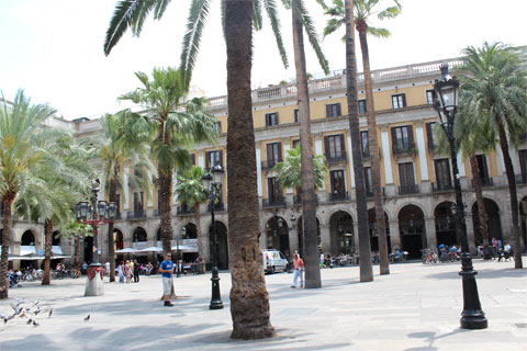 Королевская площадь Plaça Reial в Барселоне