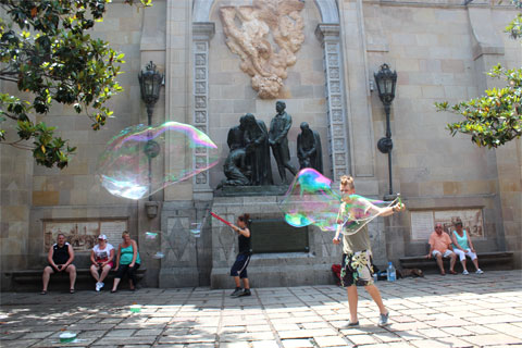Уличные артисты с мыльными пузырями