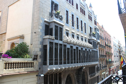 Вид на дворец Гуэля с балкона номера отеля Bcn Internet Apartments